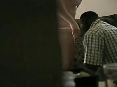 赤はバスルームで男の子にスパイし、与えました 女の子 の ため の エッチ ビデオ