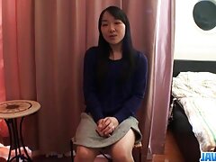 熱い裸の怪物は、濡れた猫にディルドを押し エロメン 女の子