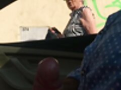 乳首は乳首に二つの乳首を与え、乳首を吸って蹴ってくれます 女の子 の ため av