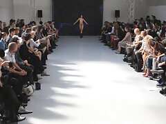 若いロシアの鶏を裂く 女の子 の ため の 一徹