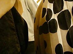 私はプールのすぐ隣に眼鏡でセクシーなブルネットを植えた エロメン 女の子